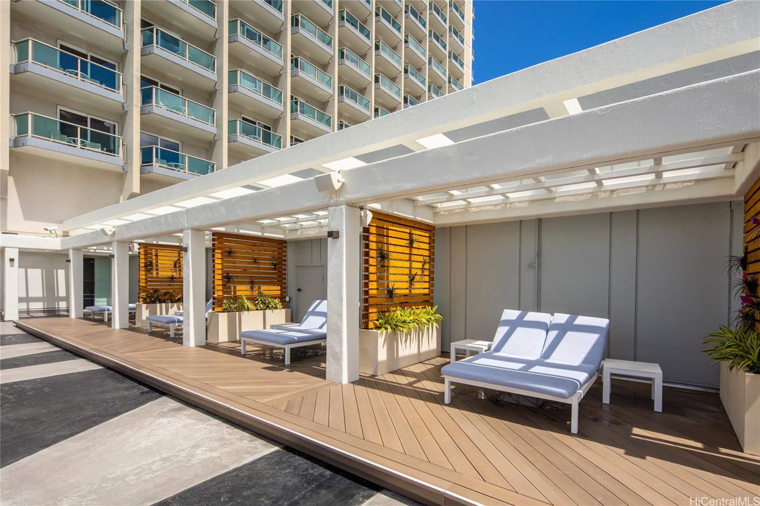 Condo in Honolulu · ★4.95 · Studio · 2 beds · 1 private bath - Image 39