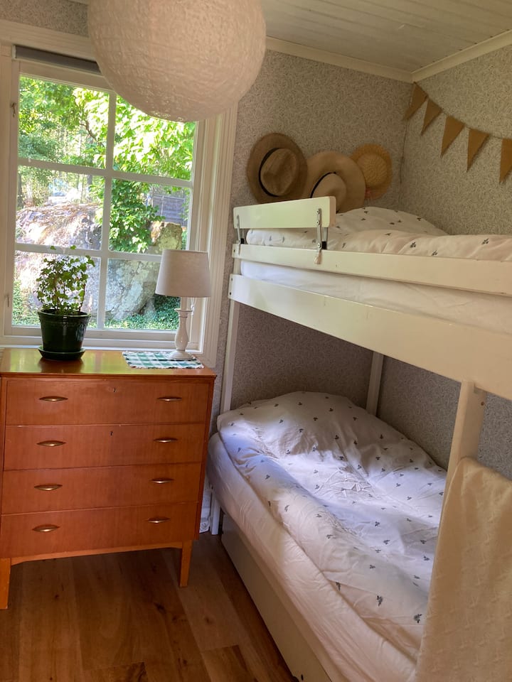 Chumba kidogo cha kulala na kitanda cha ghorofa// Chumba kidogo cha kulala na kitanda cha ghorofa.