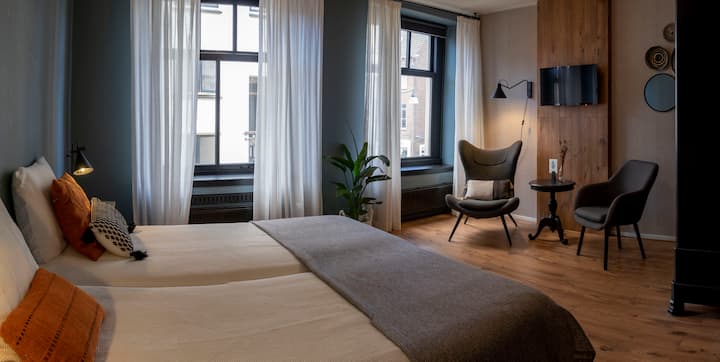 غرفة Walburgis في الطابق الأول أمام Barlheze.  يمكن الوصول إليه عبر الدرج الرئيسي. يقع الحمام الخاص بجوار هذه الغرفة مباشرة بجوار هذه الغرفة مباشرة