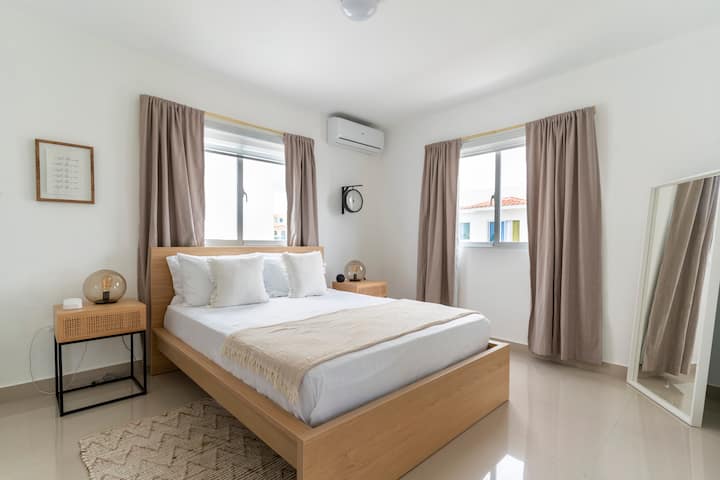 حمام خاص بغرفة النوم الرئيسية وخزانة ملابس 