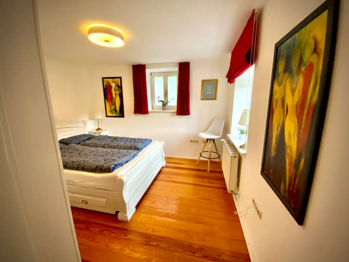 Helles Schlafzimmer mit Doppelbett und Ausblick ins Grüne...
