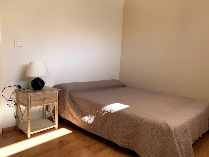 habitación con cama matrimonial 