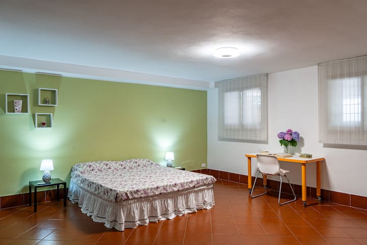 chambre avec un lit double