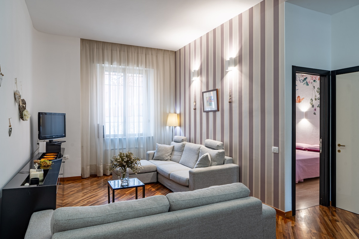 woonkamer met twee comfortabele banken