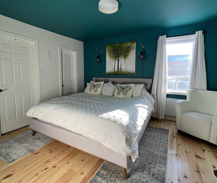 ห้องนอนใหญ่พร้อมห้องน้ำในตัว