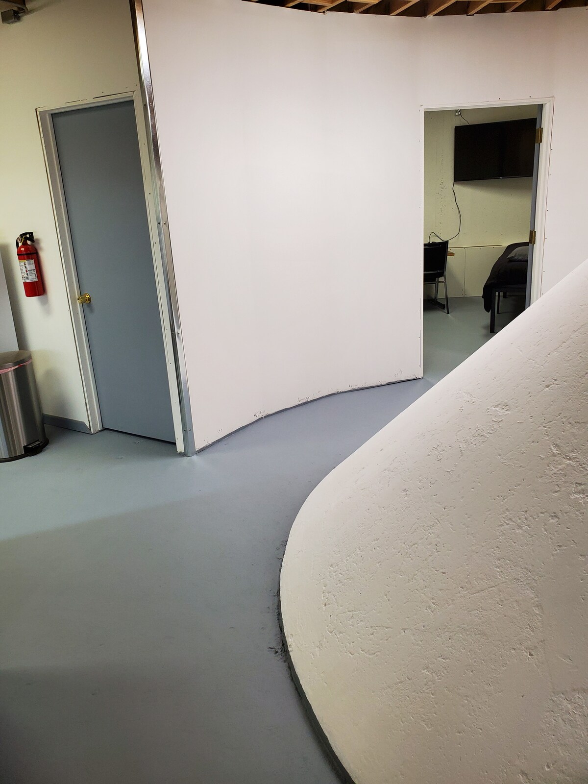 ห้องพักผู้เข้าพักและฐานเสาสนับสนุน