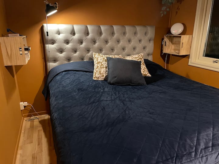 Სასტუმროს სტანდარტული საწოლი ორი ადამიანისთვის.