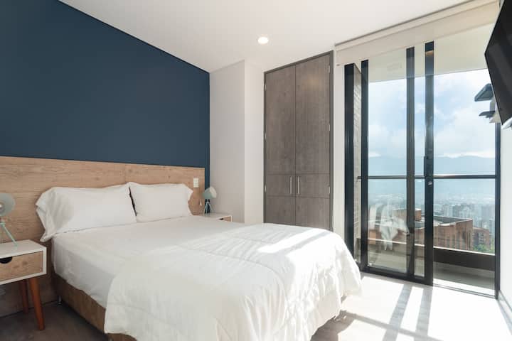 غرفة ثانية وتلفزيون ذكي وخزانة وإمكانية الدخول إلى الشرفة بإطلالة رائعة على المدينة