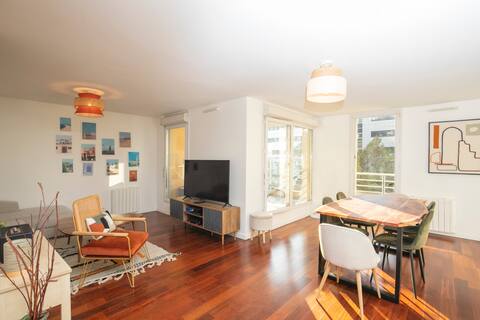 Metroside Retreat: Spacieux, Parking, Terrasse