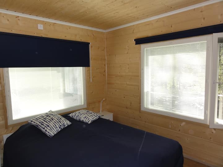 kuwartong may double bed , bagong bedding  (2 kutson na 80 x 200) at wardrobe