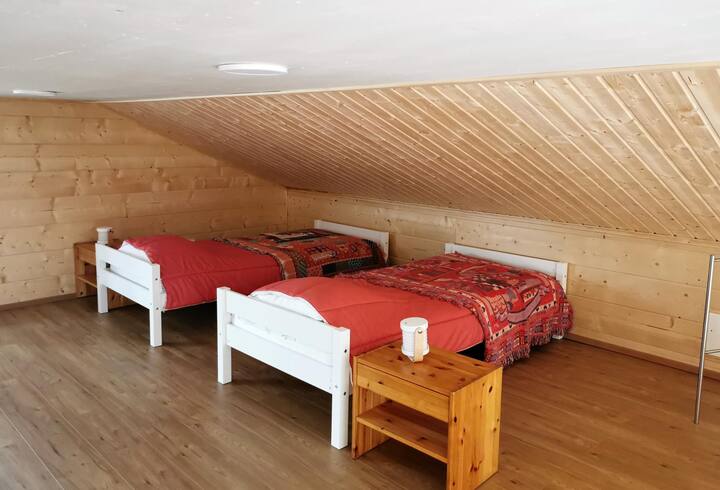 2  higaan sa mezzanine  (2 x 90/200) 
bagong sapin sa kama