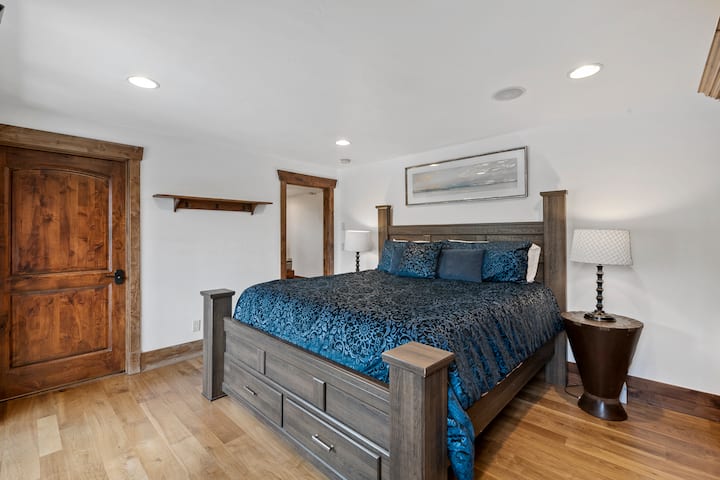 2nd Master King with bath en suite