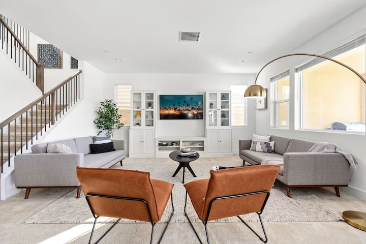 Luxury Mountain View Home w/ large backyard