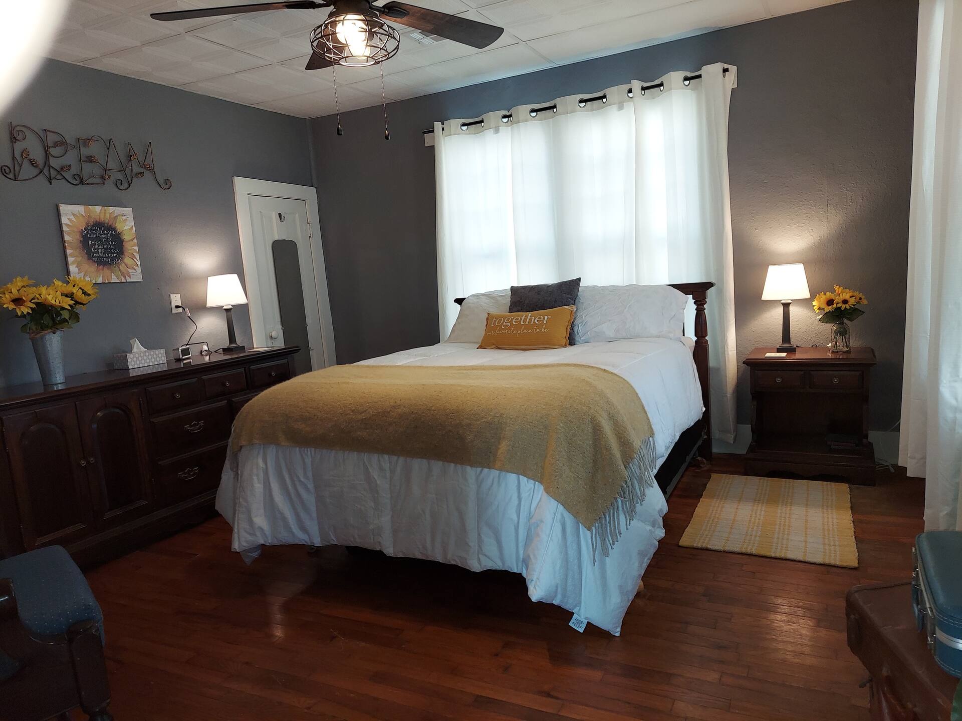 Renovated Bungalow with Cozy Gas Fireplace — foto 5