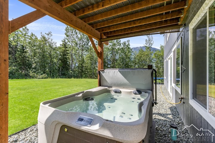 ALOHA Eagle River with Hot Tub