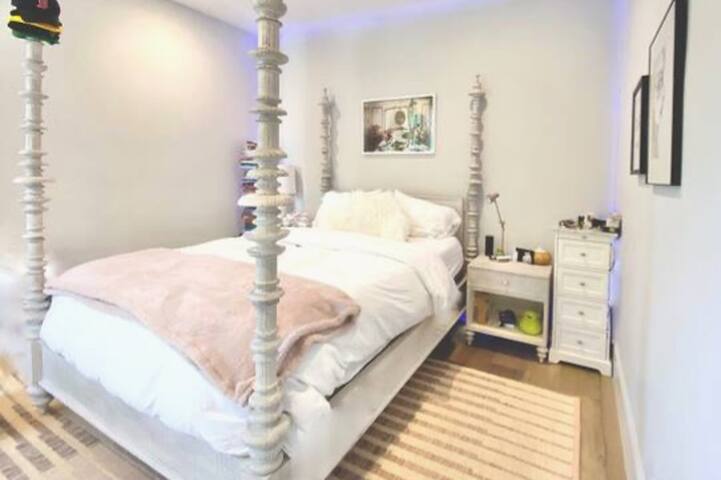 Modern Victorian in Cow Hollow gallery image 2