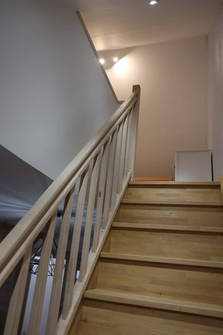 Escalier d’accès à la chambre parentale. 
Remarque: escalier facilement accessible mais attention à la hauteur de plafond pour les personnes de grande taille.