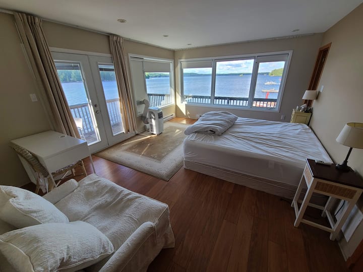 Peamine magamistuba (eriti lai kaheinimesevoodi), kust avaneb panoraamvaade järvele! Lihtsalt hingemattev! Meistril on 3-osaline vannituba
Samuti väike kirjutuslaud kõigile, kes peavad „kodust töötama“.