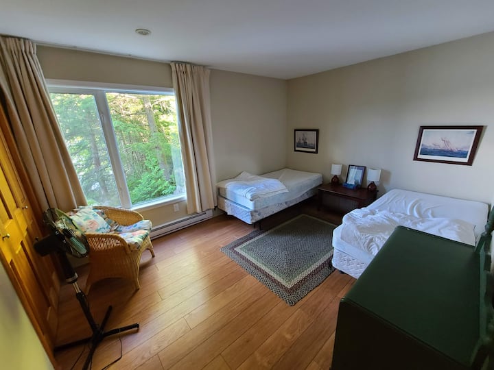 Neljas magamistuba kahe üheinimesevoodiga.