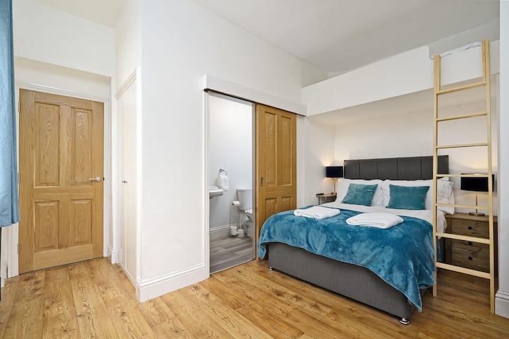 Hiki ni chumba chetu cha familia. Inafaa kwa watoto, au ni chumba kizuri cha watu wawili. Kuna kitanda cha ghorofa juu na nafasi kubwa kwa ajili ya kitanda. Pia ina TV ya ndani na ya ndani. 