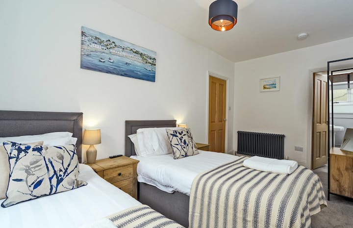 Chumba chetu cha pacha kina sehemu yake ya ndani na televisheni. Pamoja na dari nzuri za juu. 