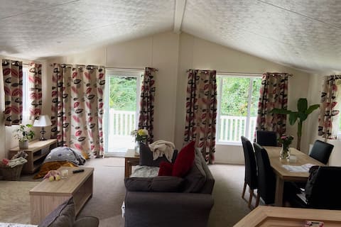 Popular Airbnb listing: Daisy Corner. Shorefields, Milford-on-Sea in Milford On Sea