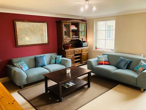 Top Airbnb: Central Cosy Apt, Picturesque St Andrews Square G1 in Glasgow