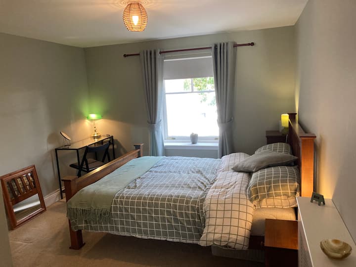 主卧配有遮光百叶窗，两张床头柜上都有床头灯，其中包含热水瓶，并提供闹钟。 床是加大双人床，提供额外的床单、枕头和盖子。  