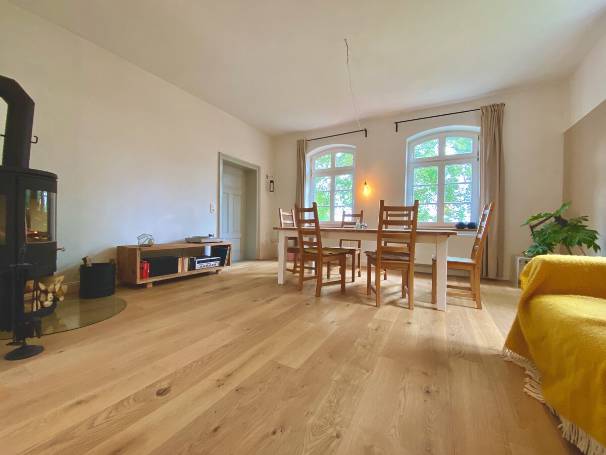 Top performing Airbnb: A bathtub next to the fireplace, close to a lake in Mecklenburgische Seenplatte