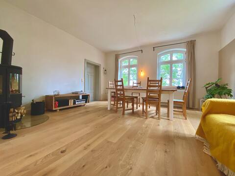 Leistungsstarkes Airbnb: A bathtub next to the fireplace, close to a lake in Mecklenburgische Seenplatte