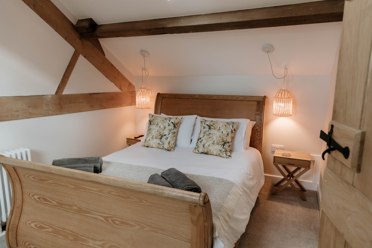 Glavna spavaća soba...postavljena u strehama Staje, odnesite se u krevet pod hrskavom pamučnom posteljinom i ušuškajte se na madracu Hypnos