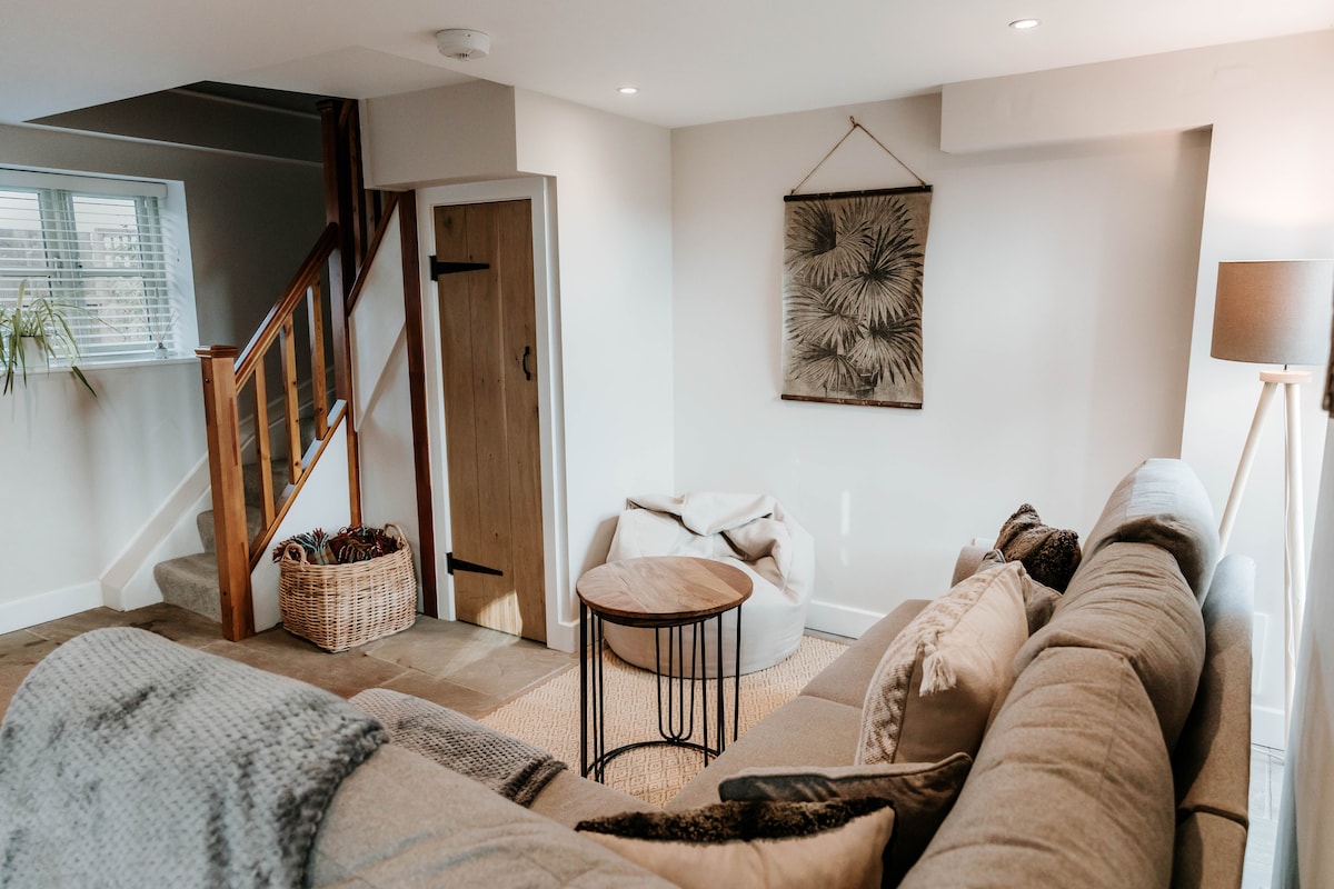 Udoban kutni kauč savršen za mirnu kavu s pogledom na stabilno dvorište...