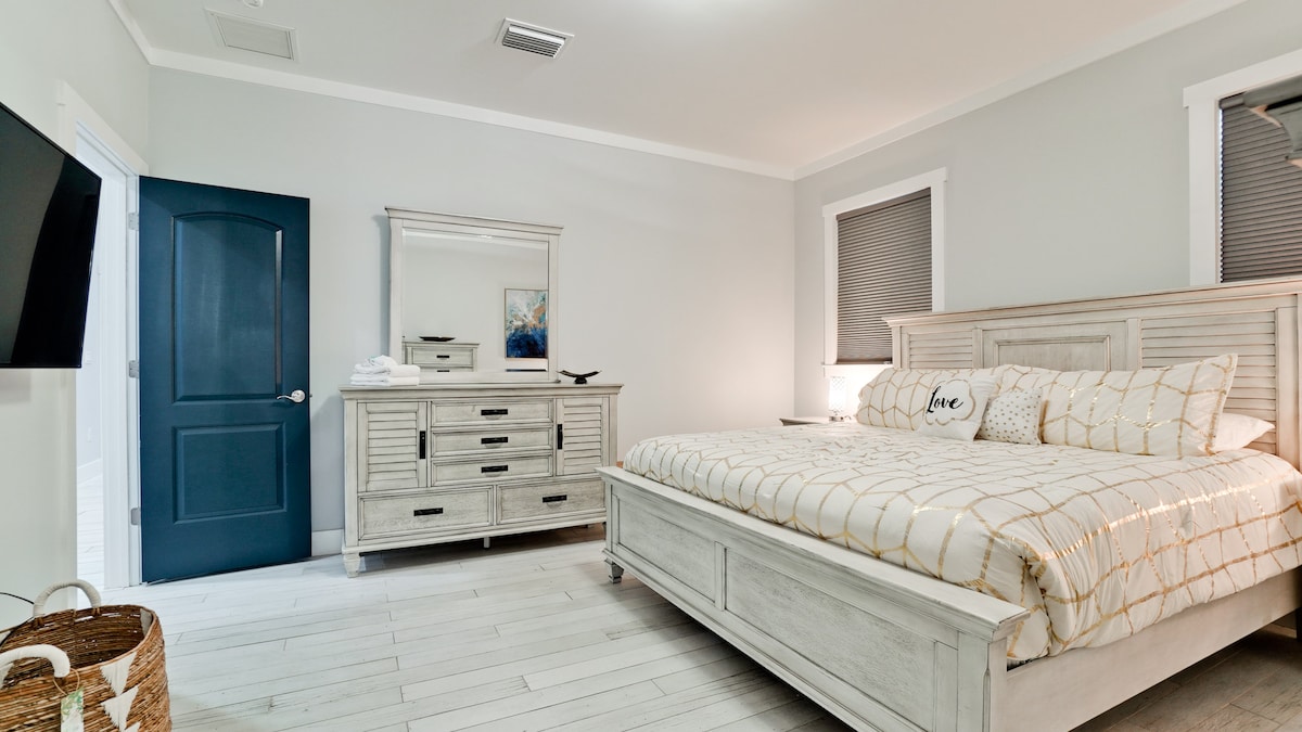 ห้องนอนใหญ่พร้อมสมาร์ททีวี