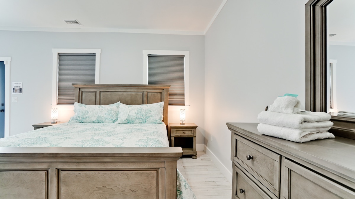 ห้องนอนเตียงคิงไซส์ 4 ยังมีเตียงสองชั้น 2 หลัง (ไม่แสดง) และเข้าถึงห้องน้ำที่อยู่ติดกันได้โดยตรง