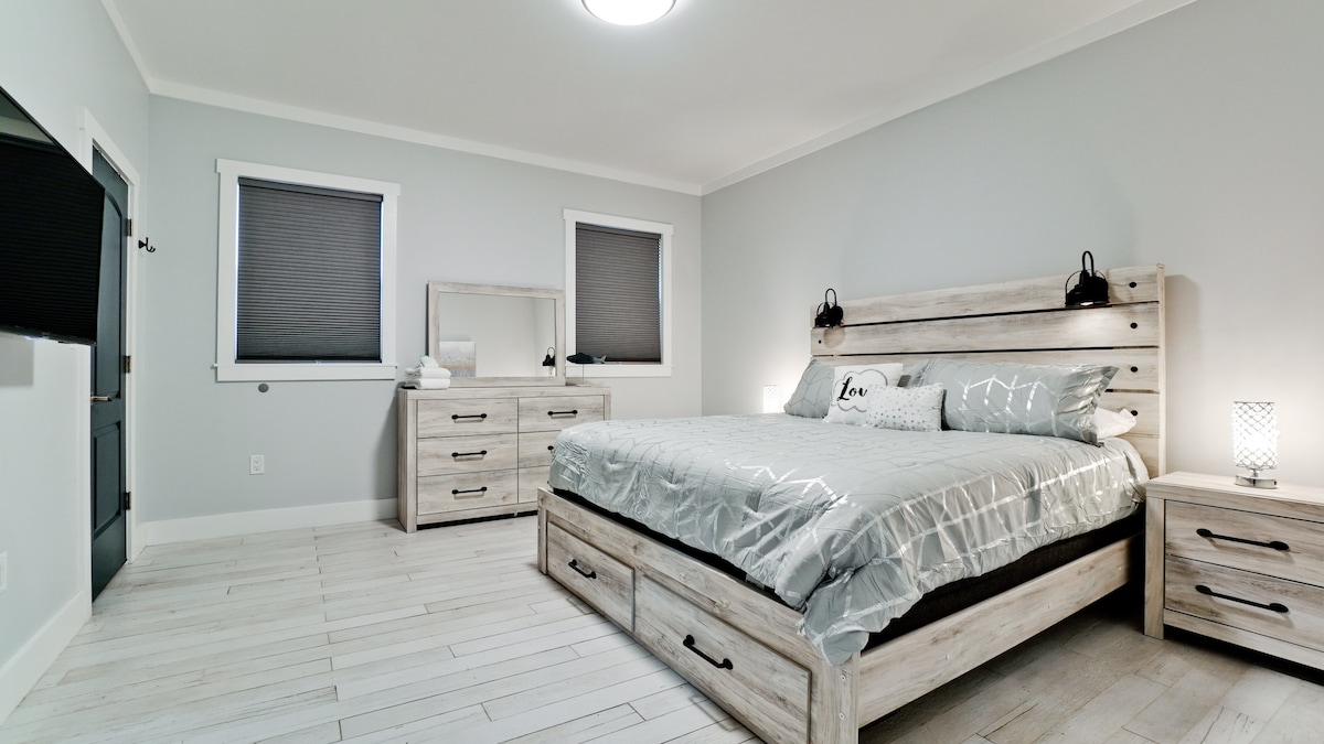 ห้องนอน #2- เตียงคิงไซส์และสมาร์ททีวี roku 