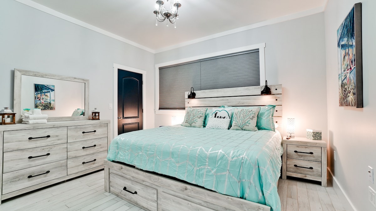 ห้องนอนเตียงคิงไซส์ 3 พร้อมสมาร์ททีวี roku