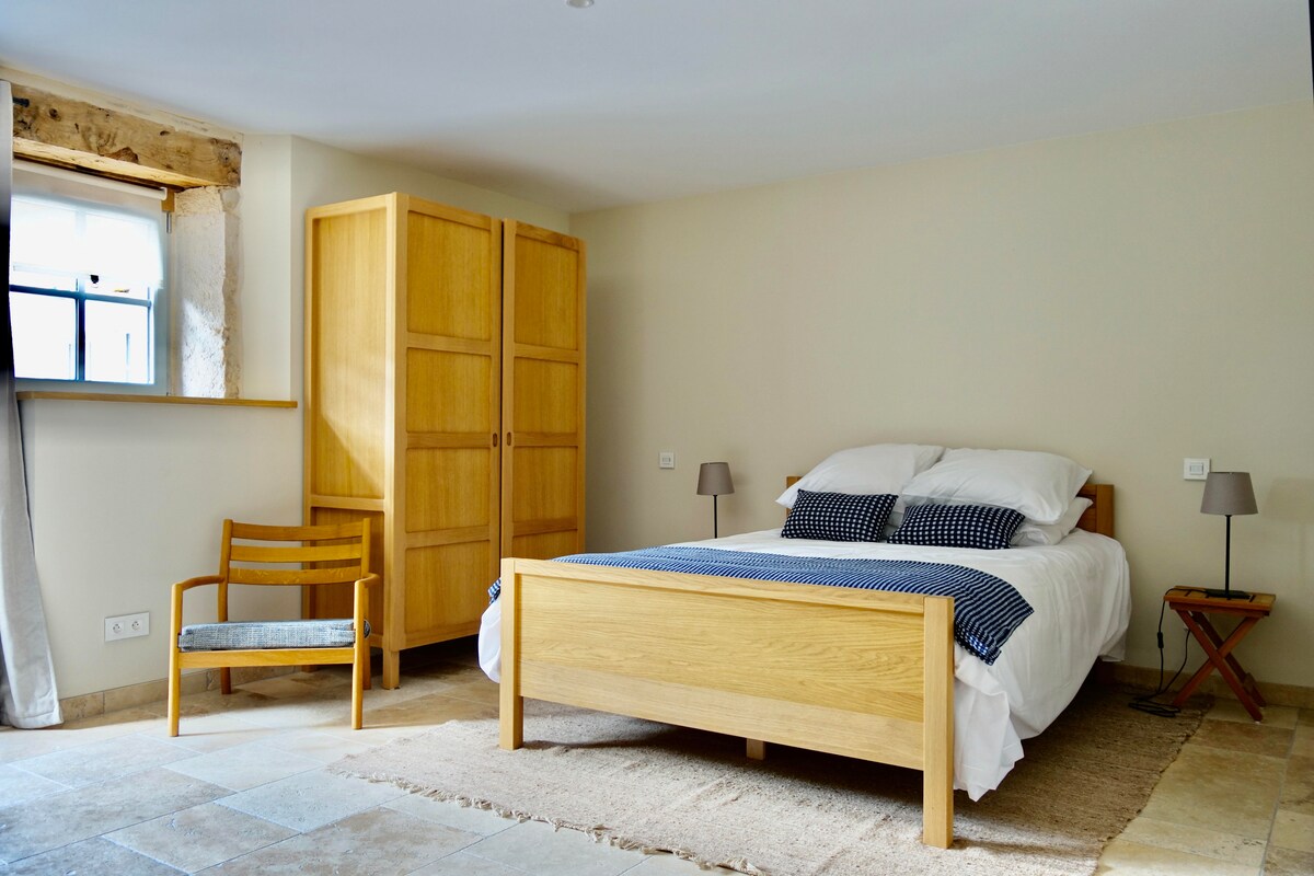 Spálňa s manželskou posteľou na prízemí v Grange so zníženým prístupom k kúpeľni so zníženým prístupom. K dispozícii je tiež priamy prístup pre invalidné vozíky do salónika a na vonkajšiu terasu.