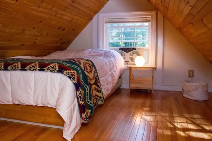 Útulná spálňa na poschodí č.2 (na druhej strane podkrovného priestoru na poschodí s odnímateľnými závesmi pre súkromie. Medzi spálňami je krátka chodba.)