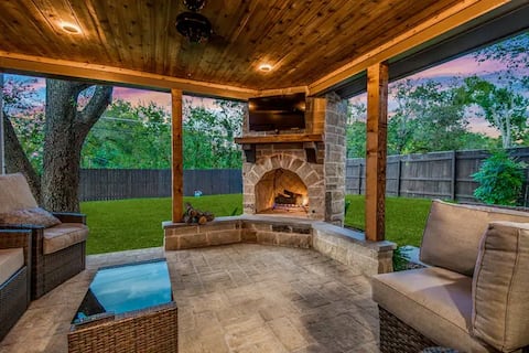 Work & Family-Friendly 3/2/2 Stylish Home