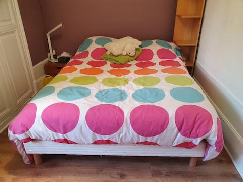 Walking distance from airport. Double bed room.