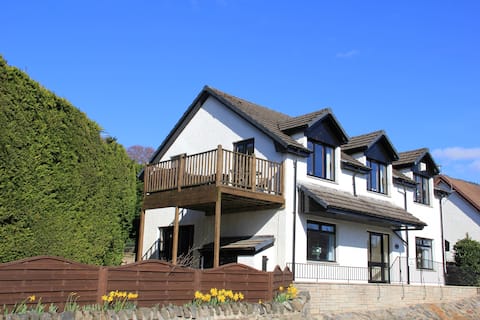 Beautiful 5 Bedroom Villa on Loch Tay