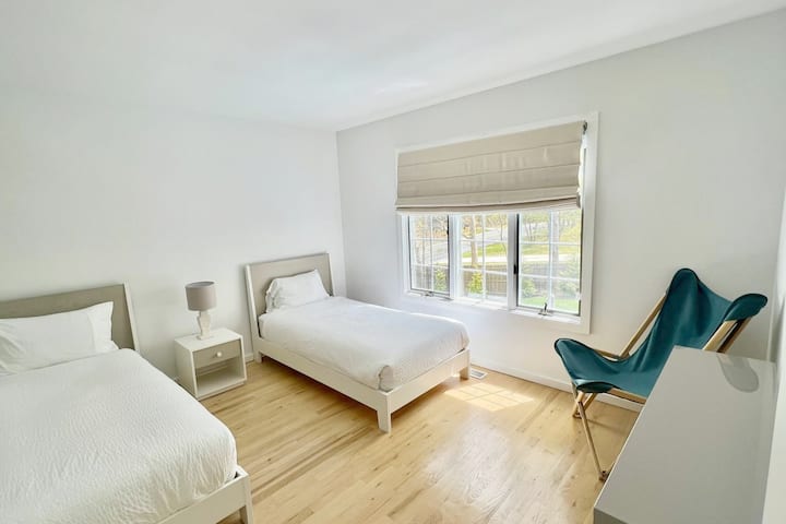 غرفة نوم في الطابق الثاني بسريرين مفردين 