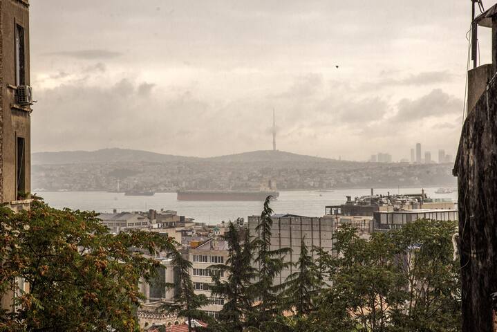 Designer 3BR/2BA/ACTerrace w/ Iconic Istanbul View gallery image 5