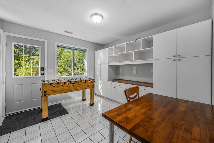 Eneo la 4 la chumba cha kulala la hiari na Queen Murphy Bed, linalofikiwa kutoka ghorofa ya chini. 