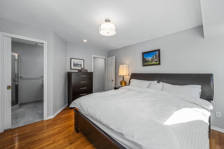 Chumba kikuu cha kulala chenye kitanda cha king