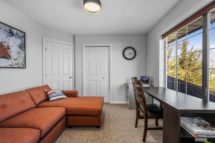 Ofisi yenye mwonekano wa maji yenye sofa ili kubadilishwa kuwa chumba cha kulala