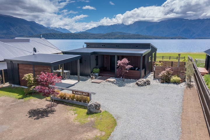 Black's Hut -  Lakefront Cottage