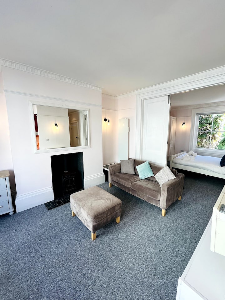 Stunning Sea View Balcony Flat, Kemptown Village - Brighton