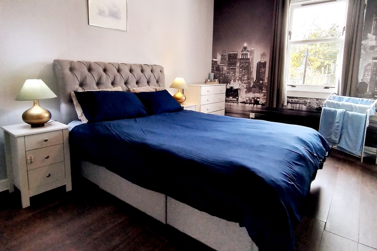 Odpočívajte a omladzujte sa v jemnej atmosfére našej modrej spálne, ktorá ponúka jednoduchý pokoj na pokojný pobyt.
Modrá spálňa, manželská posteľ