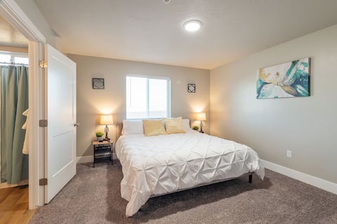 ☑Travel ☑ Work ☑ 3 King Beds ☑ 4 HDTV's